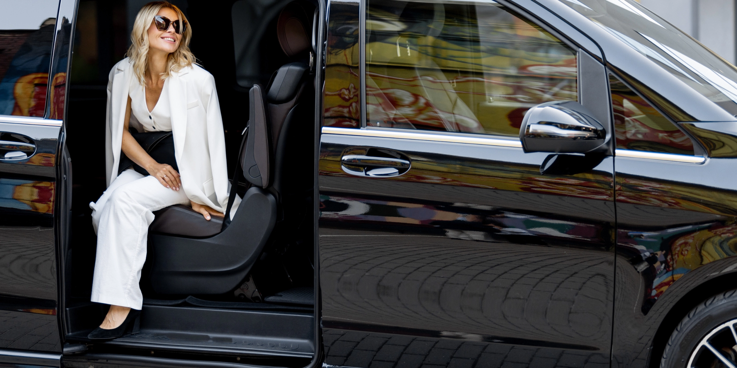 Limousine Van: The Elite 2026 Comparison of Luxury vs. Standard Group Travel 12 Limousine Van
